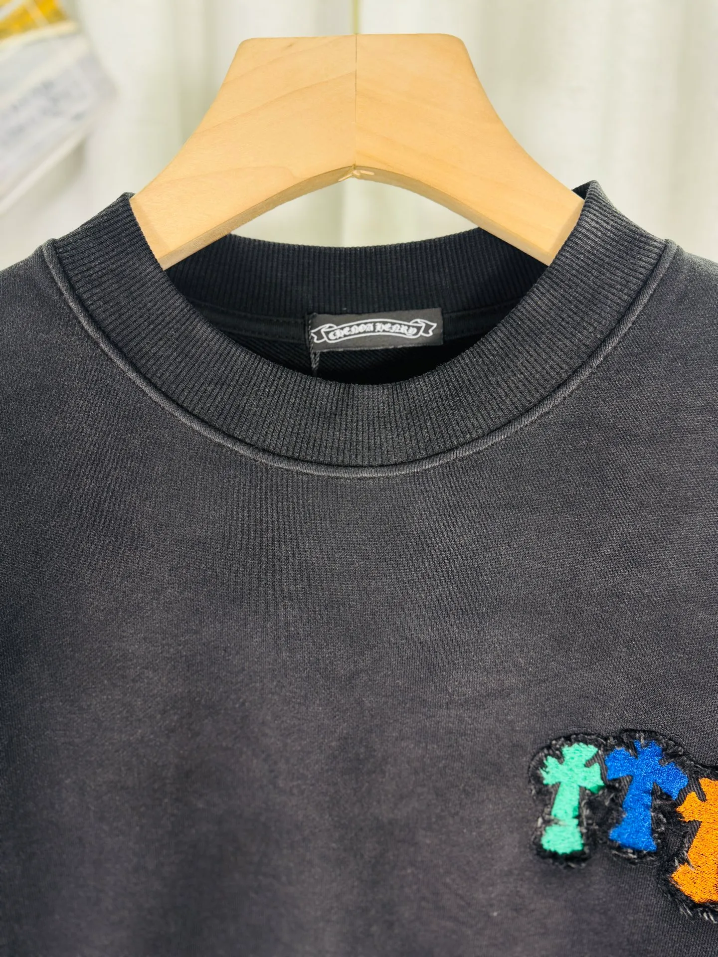 P270 top version, real shot without P, ​​different from market currency) 𝗖𝗵𝗿𝗼𝗺𝗲 𝗛𝗲𝗮𝗿𝘁𝘀/Cro Heart 2025 washed patch embroidery autumn and winter new original single counter American laser burnt 3D three-dimensional color embroidered couple casual sweatshirt 👑The highest version! Customized fabric 430g tripe terry fabric! American acid-washed and distressed original fabric laser burnt ✟appliqué embroidery and exquisite embroidery of letters! The best-selling model in the counter, very comfortable to wear. Accessories: original molded and authenticated collar label➕100% silk wash label. Genuine purchase-grade original hangtag➕matching hanging rope➕3D hanging beads➕original packaging bag. Craftsmanship: The original version has consistent wiring! The highest version of the armhole matching technique! Color: White Black Size: S M L XL Style No.: 9324